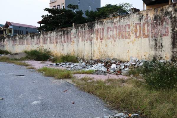 Cảnh “hoang tàn” trong sân bóng đá trăm tỷ ở Ninh Bình 21