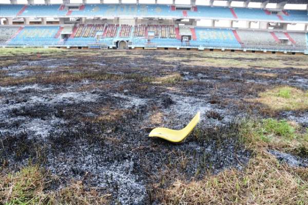 Cảnh “hoang tàn” trong sân bóng đá trăm tỷ ở Ninh Bình 7