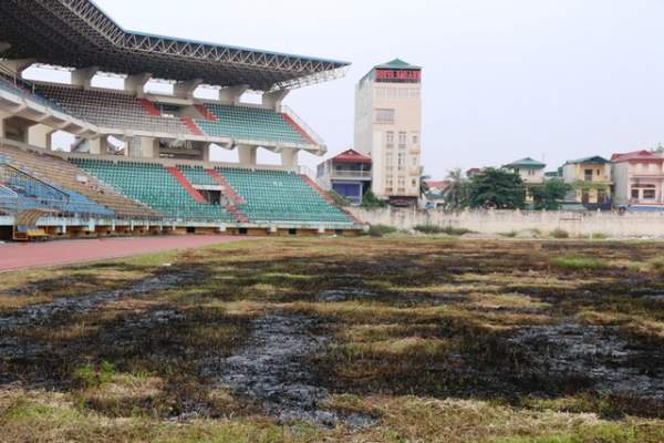 Cảnh “hoang tàn” trong sân bóng đá trăm tỷ ở Ninh Bình 22