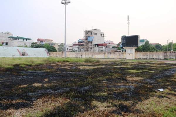 Cảnh “hoang tàn” trong sân bóng đá trăm tỷ ở Ninh Bình 5