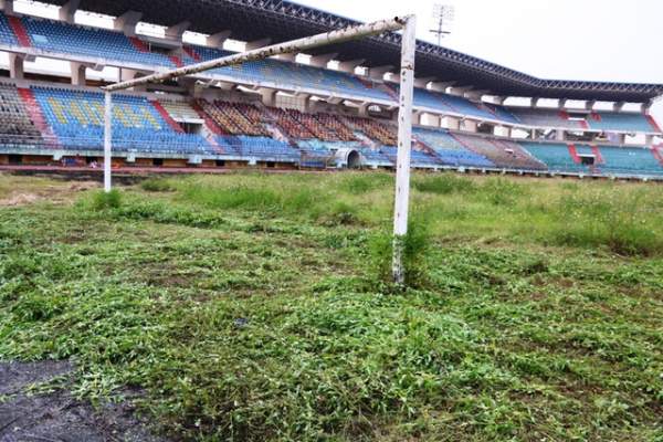 Cảnh “hoang tàn” trong sân bóng đá trăm tỷ ở Ninh Bình 3
