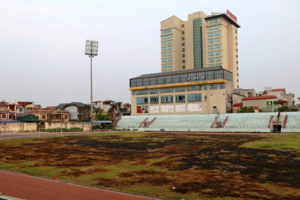 Cảnh “hoang tàn” trong sân bóng đá trăm tỷ ở Ninh Bình 4