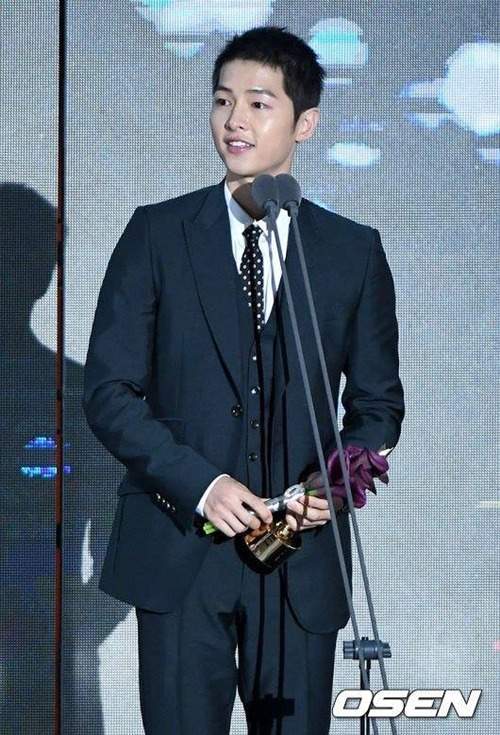 Song Hye Kyo vắng bóng, Song Joong Ki nhận giải thưởng lớn 9