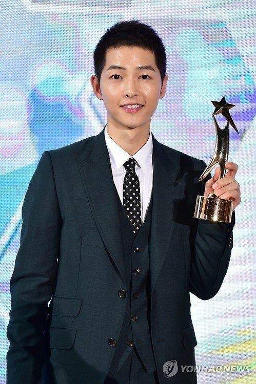 Song Hye Kyo vắng bóng, Song Joong Ki nhận giải thưởng lớn 6