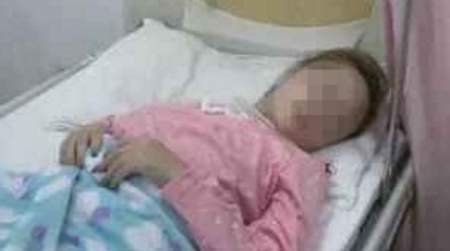 Không dám phá thai, bà mẹ Trung Quốc 16 tuổi sinh con rồi đem cho 3