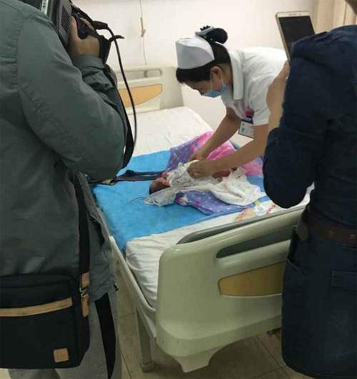 Không dám phá thai, bà mẹ Trung Quốc 16 tuổi sinh con rồi đem cho 6