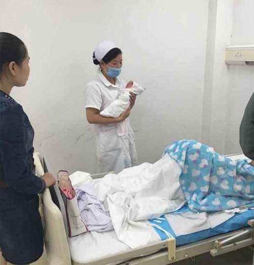 Không dám phá thai, bà mẹ Trung Quốc 16 tuổi sinh con rồi đem cho 9