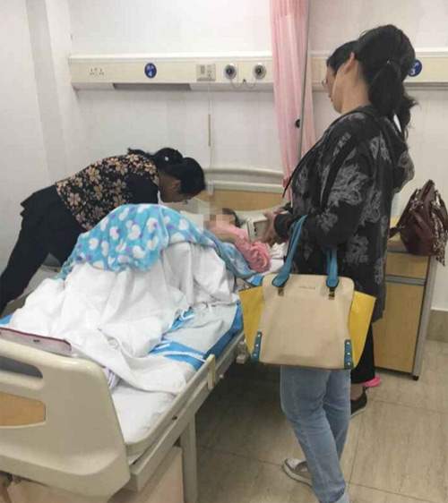 Không dám phá thai, bà mẹ Trung Quốc 16 tuổi sinh con rồi đem cho 12