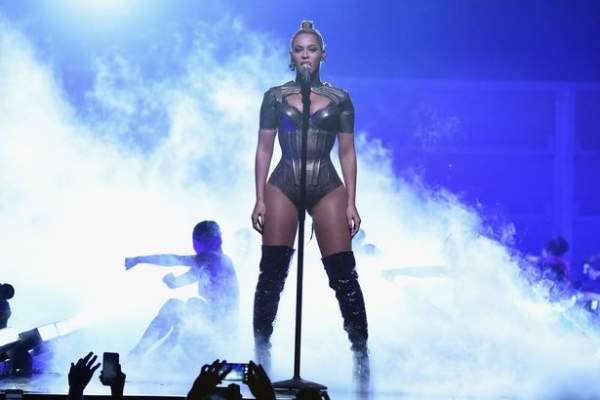 Video: Beyonce biểu diễn với một bên tai chảy máu 4