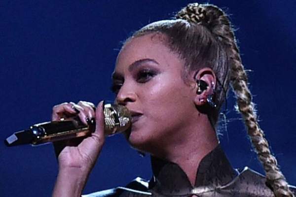 Video: Beyonce biểu diễn với một bên tai chảy máu 3