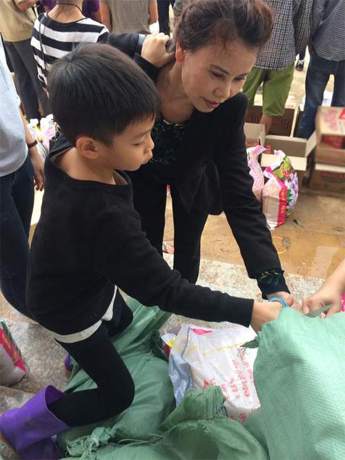 Xúc động cảnh con trai 6 tuổi của Hà Hồ giúp đỡ bà con vùng lũ 2