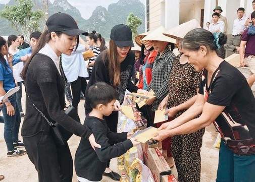Xúc động cảnh con trai 6 tuổi của Hà Hồ giúp đỡ bà con vùng lũ 4