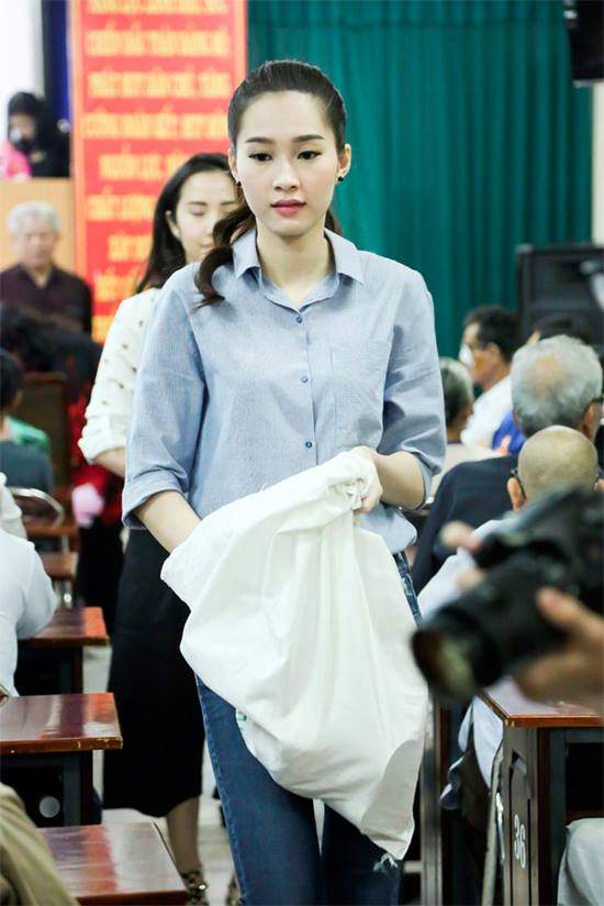 Hoa - á hậu Việt mặc giản dị mà rạng rỡ đi từ thiện 9