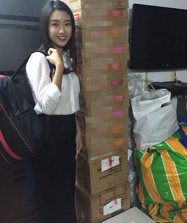 Hoa - á hậu Việt mặc giản dị mà rạng rỡ đi từ thiện 4