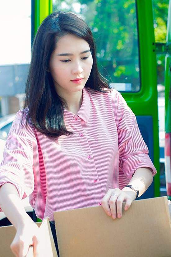 Hoa - á hậu Việt mặc giản dị mà rạng rỡ đi từ thiện 10