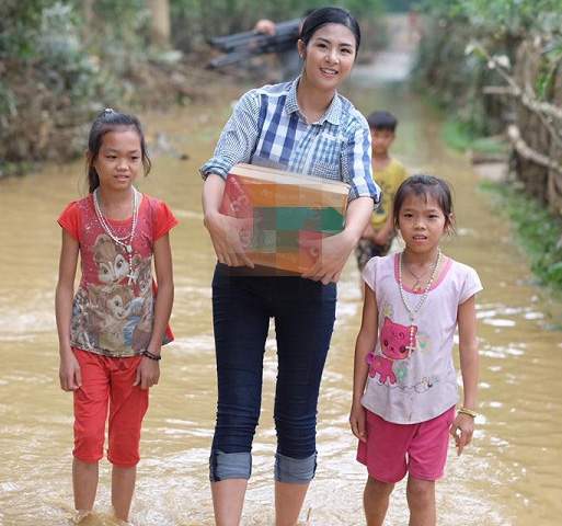 Hoa - á hậu Việt mặc giản dị mà rạng rỡ đi từ thiện 3