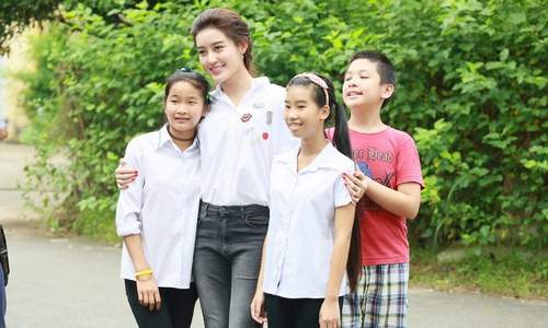 Hoa - á hậu Việt mặc giản dị mà rạng rỡ đi từ thiện 13