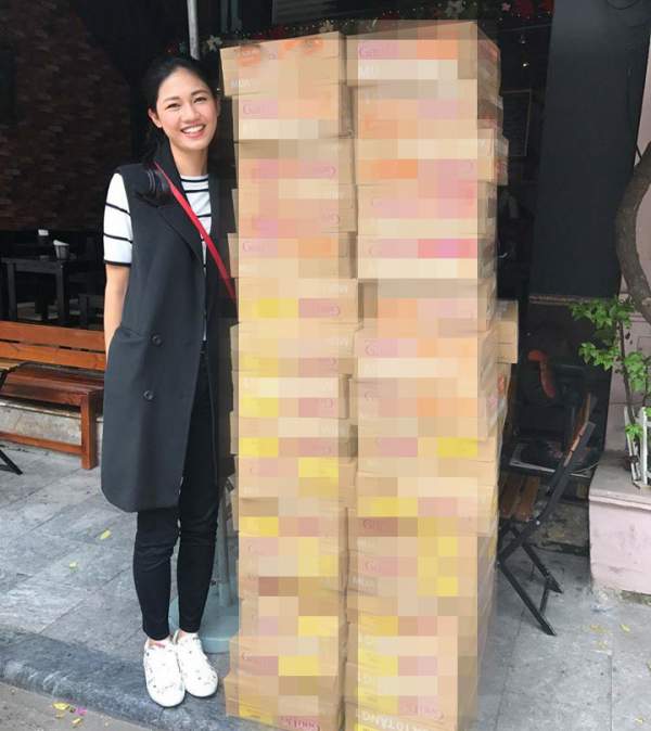Hoa - á hậu Việt mặc giản dị mà rạng rỡ đi từ thiện 5