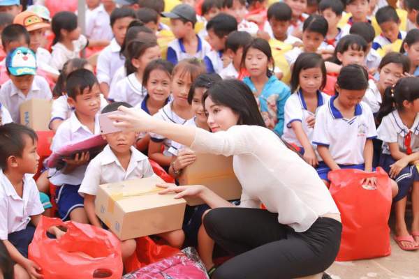 Hoa - á hậu Việt mặc giản dị mà rạng rỡ đi từ thiện 7