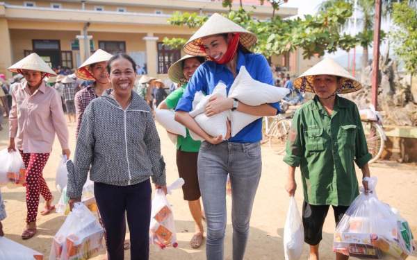 Hoa hậu Phạm Hương "hóa" tiên nữ tại vùng lũ Quảng Bình 5
