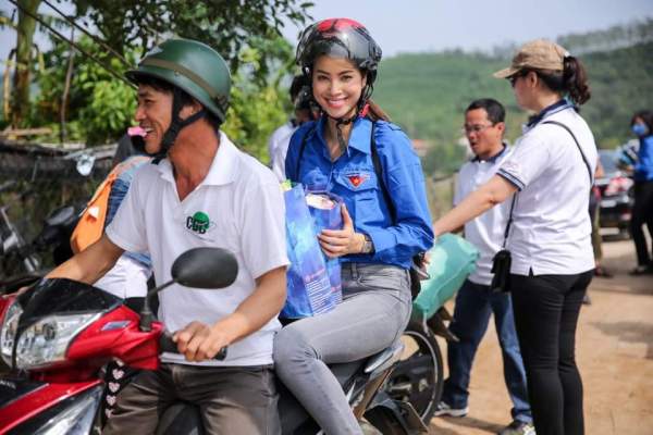 Hoa hậu Phạm Hương "hóa" tiên nữ tại vùng lũ Quảng Bình 4