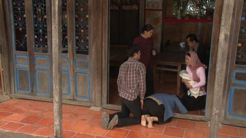Vân Trang quỳ xin mẹ chồng trả lại con trong "Dòng nhớ" 9