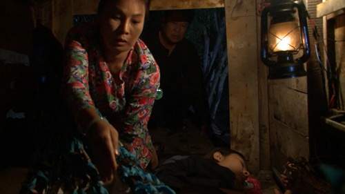 Vân Trang quỳ xin mẹ chồng trả lại con trong "Dòng nhớ" 6