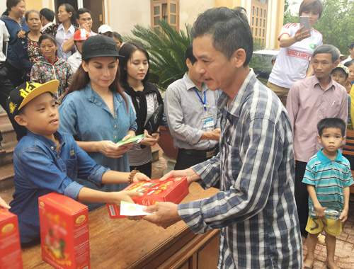 Mẹ con Hồ Văn Cường mang 1 tỷ đồng tặng bà con miền Trung