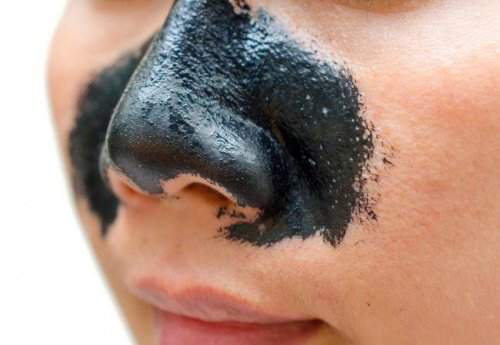Cách loại trừ mụn đầu đen trên mũi bằng than hoạt tính 3