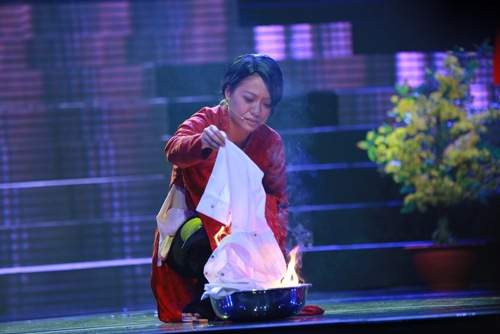 Bình Minh, Việt Hương khóc nghẹn vì cảnh nghệ sĩ múa lửa bị tai nạn cháy mặt 54