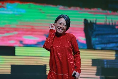 Bình Minh, Việt Hương khóc nghẹn vì cảnh nghệ sĩ múa lửa bị tai nạn cháy mặt 48