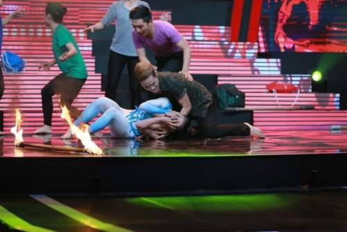 Bình Minh, Việt Hương khóc nghẹn vì cảnh nghệ sĩ múa lửa bị tai nạn cháy mặt 12