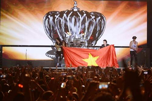 Huyền thoại Scorpions khoác quốc kỳ Việt Nam làm hàng nghìn khán giả hô vang trời 39