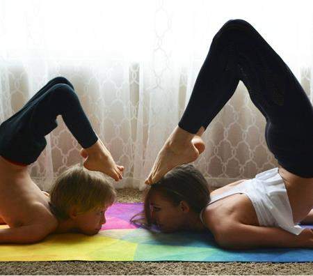 Mãn nhãn với chùm ảnh tập yoga của ba mẹ con 11