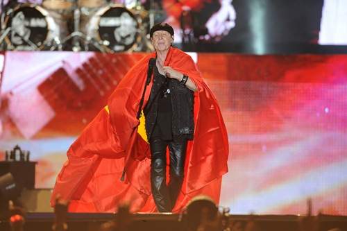 Huyền thoại Scorpions khoác quốc kỳ Việt Nam làm hàng nghìn khán giả hô vang trời 18