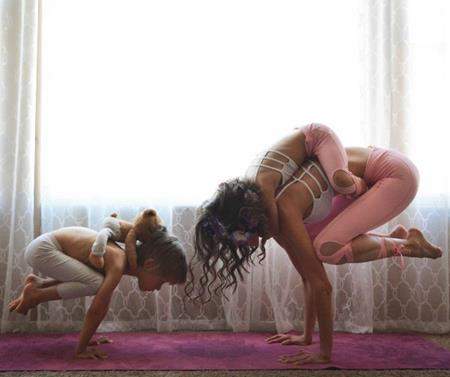 Mãn nhãn với chùm ảnh tập yoga của ba mẹ con 8