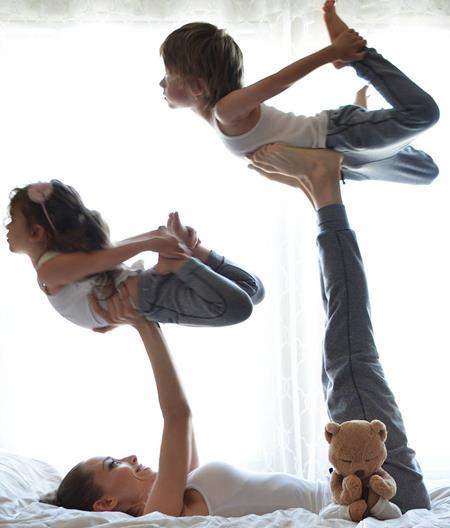 Mãn nhãn với chùm ảnh tập yoga của ba mẹ con 2