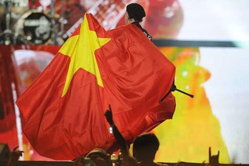Huyền thoại Scorpions khoác quốc kỳ Việt Nam làm hàng nghìn khán giả hô vang trời 21