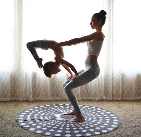 Mãn nhãn với chùm ảnh tập yoga của ba mẹ con 5