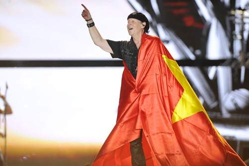 Huyền thoại Scorpions khoác quốc kỳ Việt Nam làm hàng nghìn khán giả hô vang trời 27