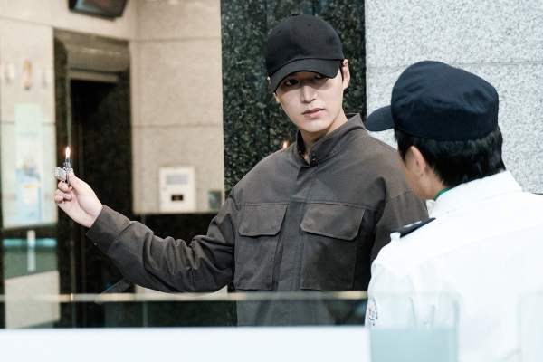Lee Min Ho mặt lạnh lẽo bí hiểm, giơ bật lửa thôi miên nạn nhân 9