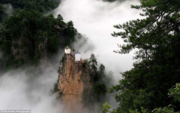 Kì lạ ngôi đền rộng 6m vuông chênh vênh trên đỉnh núi TQ 4