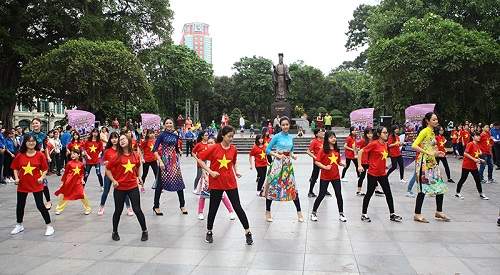 HH Ngọc Hân, Mỹ Linh ra phố nhảy flashmob cực sung 2