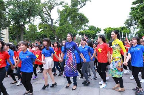 HH Ngọc Hân, Mỹ Linh ra phố nhảy flashmob cực sung 4