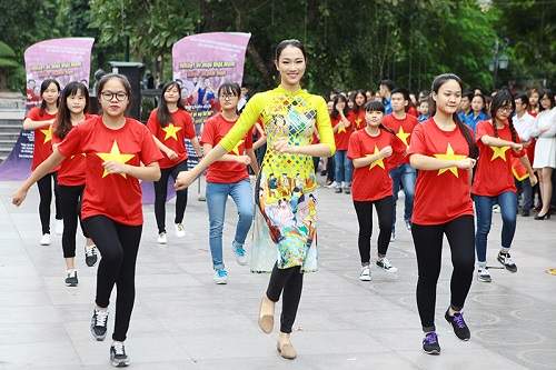 HH Ngọc Hân, Mỹ Linh ra phố nhảy flashmob cực sung 5