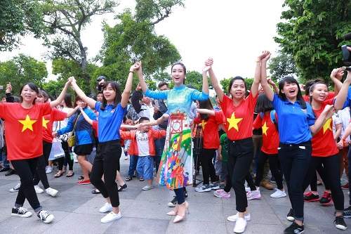 HH Ngọc Hân, Mỹ Linh ra phố nhảy flashmob cực sung 3