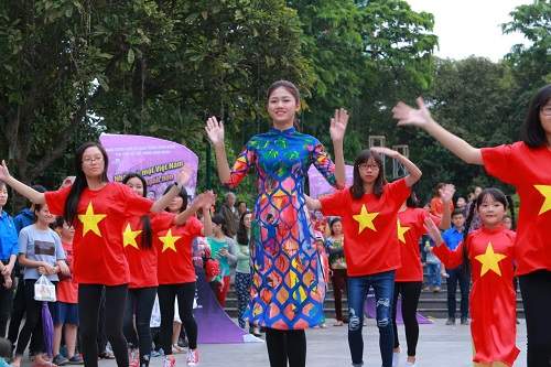 HH Ngọc Hân, Mỹ Linh ra phố nhảy flashmob cực sung 7