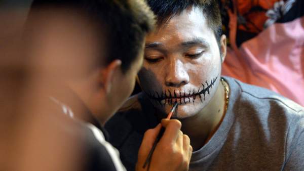 Giới trẻ hóa trang thành ma quỷ đi chơi đêm Halloween 6