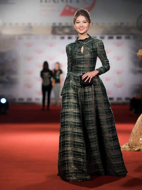 Hoa hậu Mỹ Linh khoe vòng một táo bạo trên thảm đỏ 7