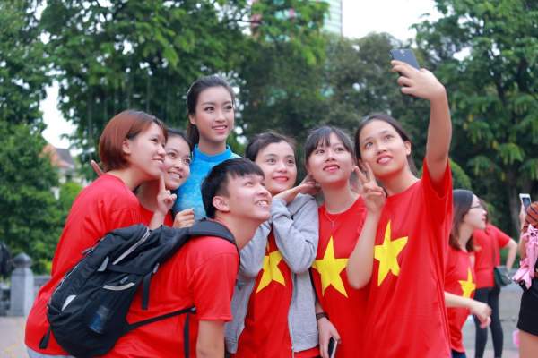 Mặc áo dài và quần jeans tại Hồ Gươm, hoa hậu Đỗ Mỹ Linh bị fan vây kín 18